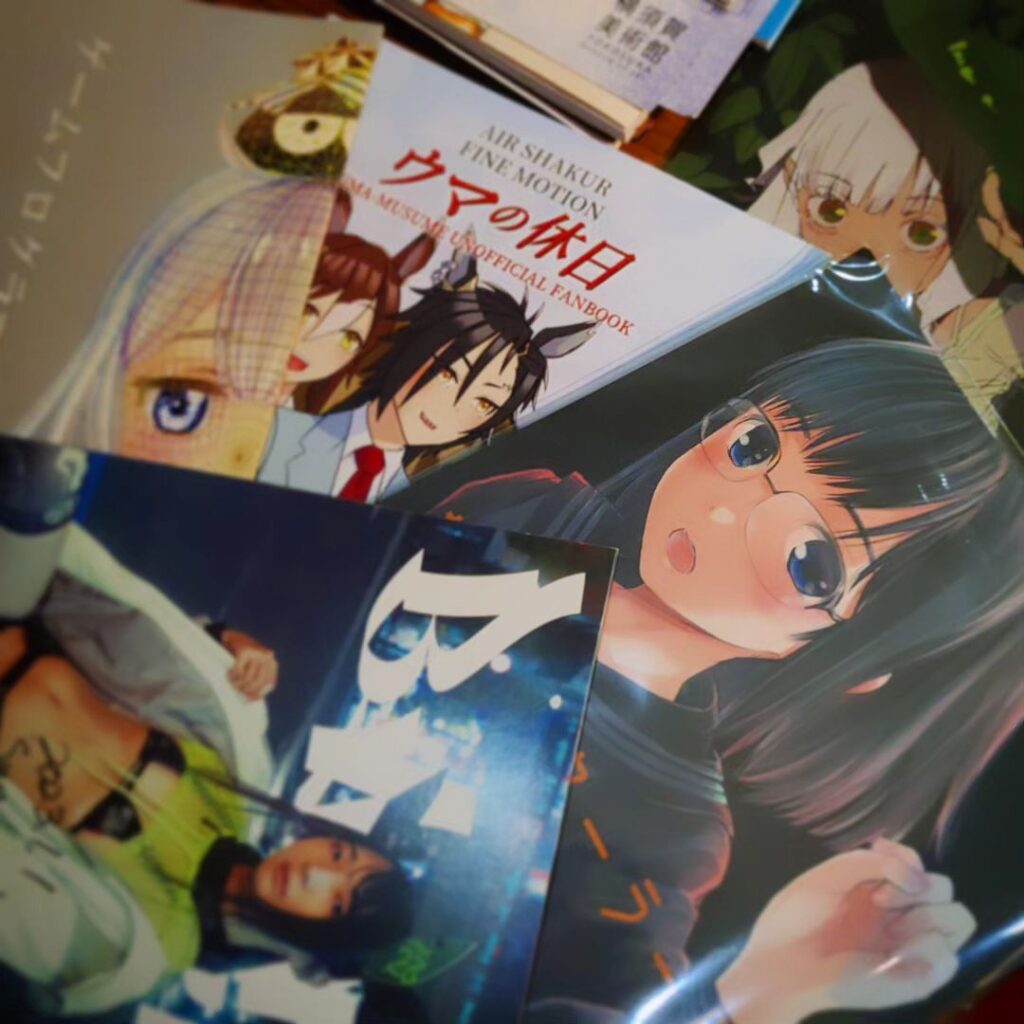 【 【 過 去 記 事 】 】 店内には店の関係者や即売会釣果の同人誌が揃ってます🥳  https://is.gd/YF17qg #ウマの休日 #ウマ娘 #オタクバー #ゲームプログラミング #セーラー服 #ゆきうさ氏 #同人誌 #横須賀美術館 #花見沢Q太郎 #薩摩和菓子