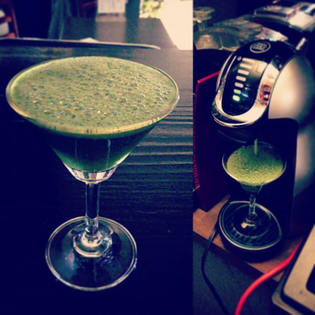 【 【 過 去 記 事 】 】 お試し宇治抹茶。苦い! #otakubar #greentea https://is.gd/MR7bBA
