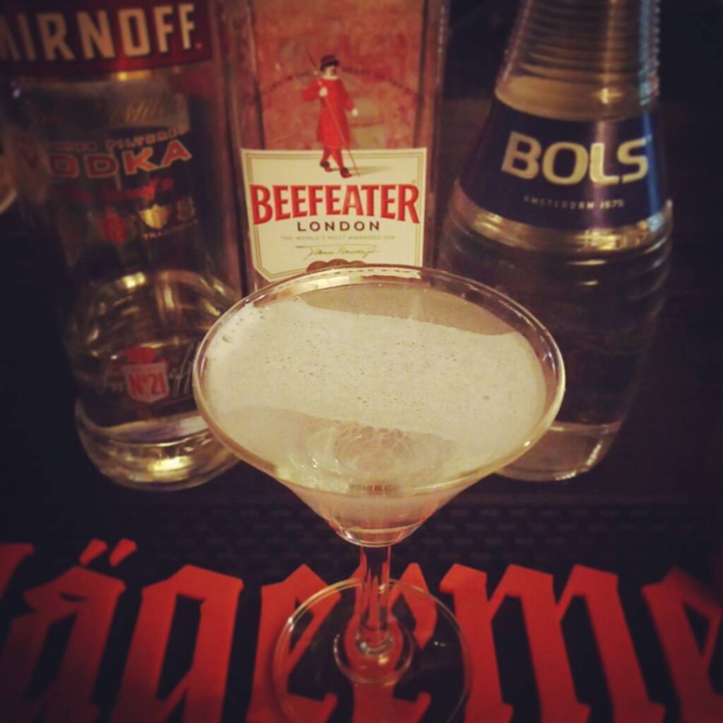 【 【 過 去 記 事 】 】 ルシアン。甘くて強いので危険! #otakubar #cocktails https://is.gd/G2tfyI