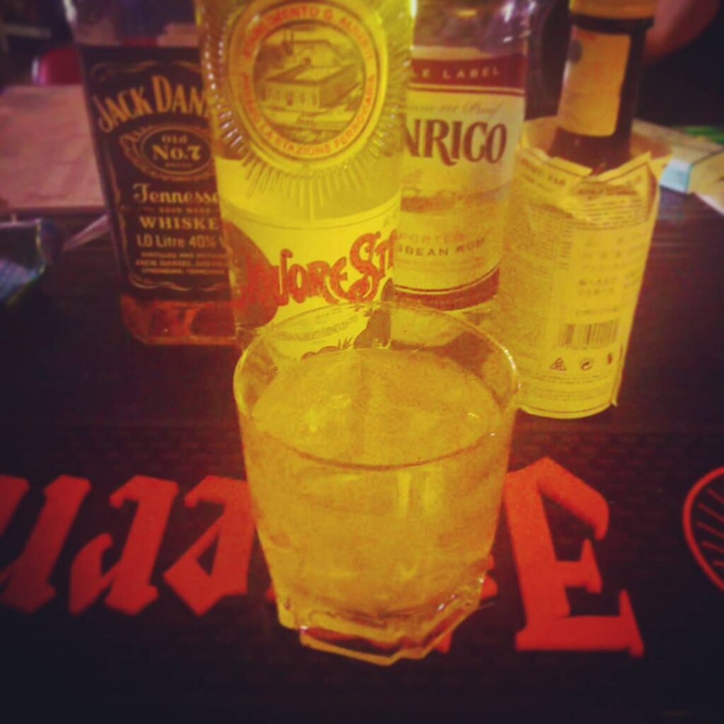 【 【 過 去 記 事 】 】 週末の1周年イベント用オリジナルカクテル、酔いどれキャプテン。#otakubar #cocktails  https://is.gd/vXDeeZ