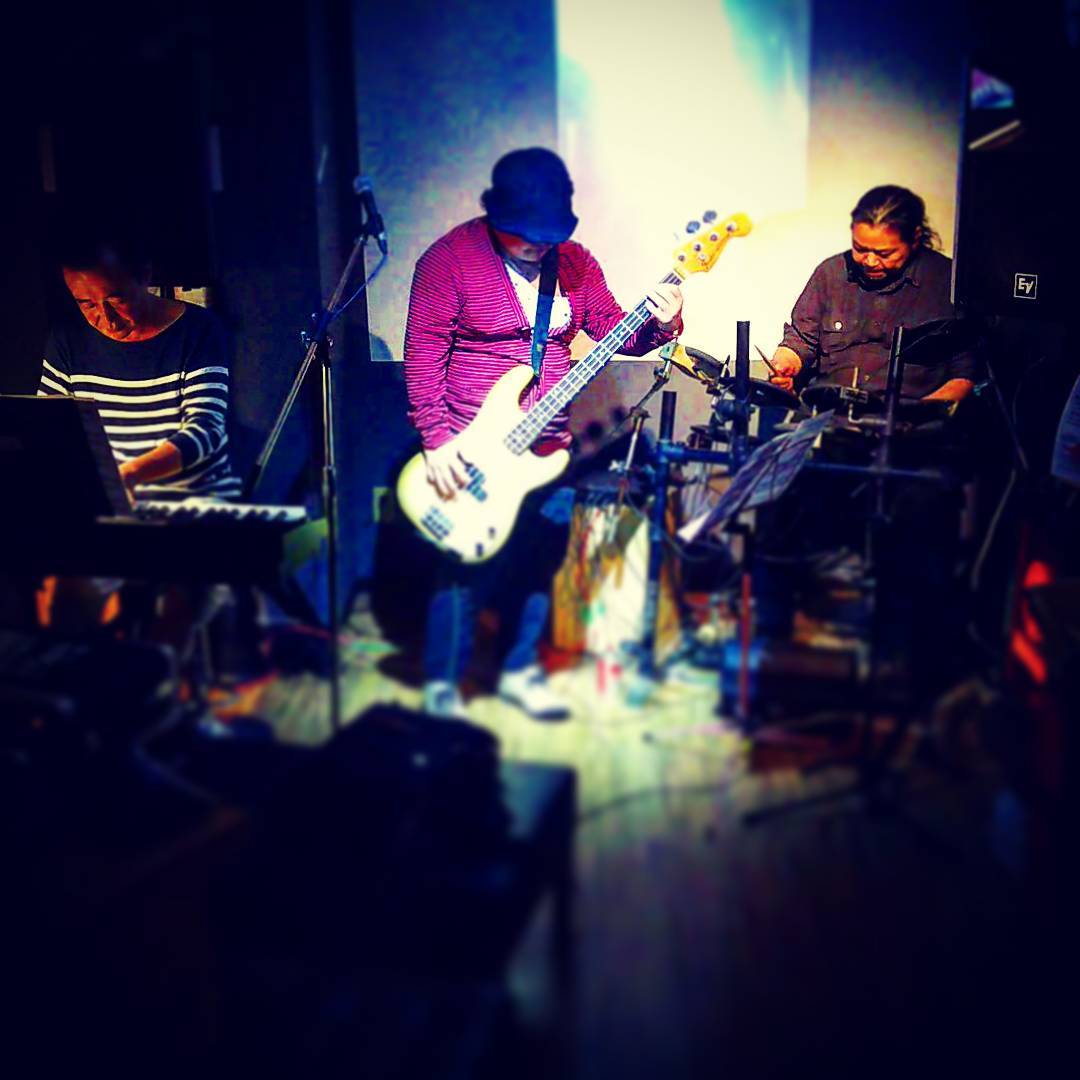 【 【 過 去 記 事 】 】 本日の #ミニライブ はSwing Yoi:-Draies (酔いどれーず)。 #オタクバーhttps://swing-by.tokyo/2017/11/26/–swing-yoi-draies–/