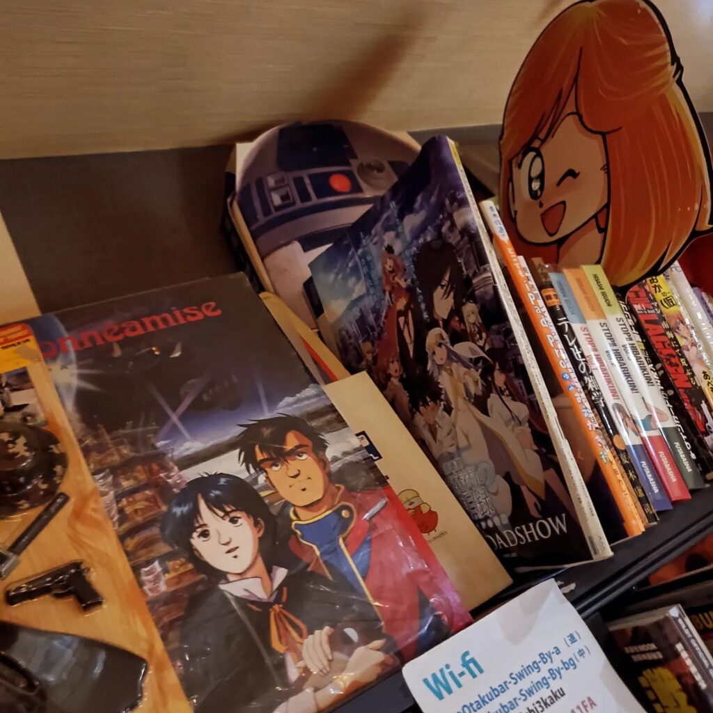 【 【 過 去 記 事 】 】 当店は天井までお宝びっしりです https://is.gd/fo6njS #R2D2 #R2D2 #オタクバー #オネアミスの翼 #お宝 #ガンダムさん #スターウォーズ #ピザボックス #まいっちんぐマチコ #マチコ先生 #王立宇宙軍