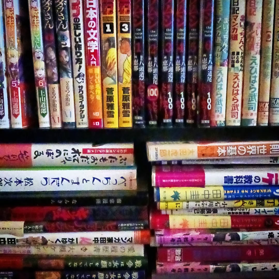 ソファ🛋️横にマニアックな本📚を揃えております👓