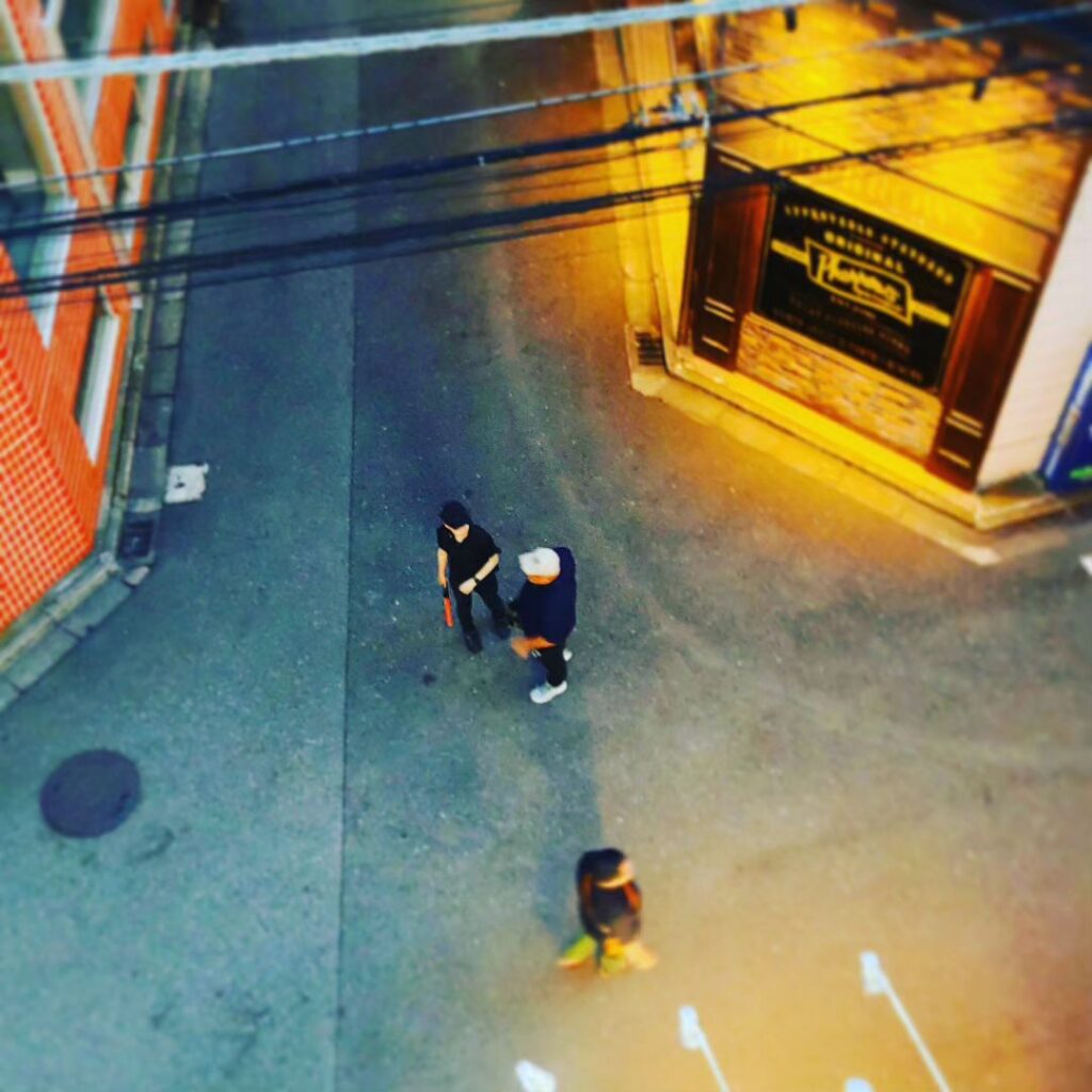 【 【 オタクバー 過 去 記 事 】 】 本日も店の前の道で何かのロケが行われています  https://is.gd/qNYWxl #オタクバー #撮影スタッフ #撮影隊 #番組撮影