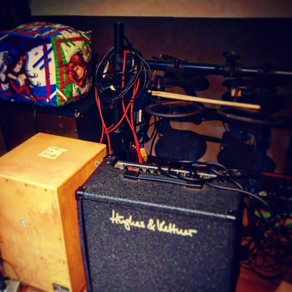 【 【 オタクバー 過 去 記 事 】 】 音楽好きのお客さんも多いので、急にセッションが始まることもあります。本日も営業しています。#オタクバー #町田 #杏東ぢーな  #雷門風太  #日曜営業 #U25割 #はじめての女性は1杯無料  https://is.gd/xFOLYo