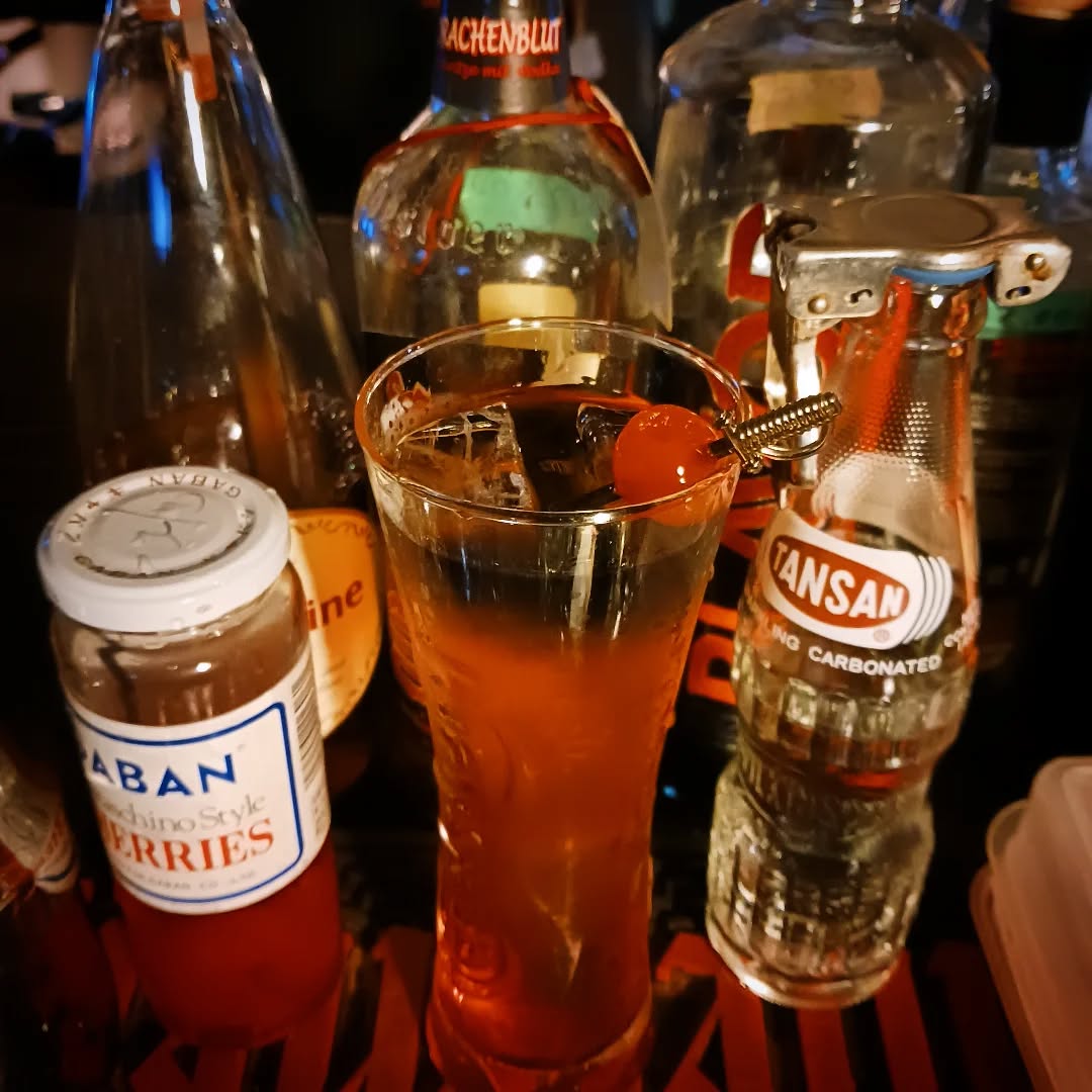 【イメージカクテル】蛇喰夢子(「賭ケグルイ」より)ドラッフェンブルット+グレナデンシロップ+炭酸+ブラヴォド+マラスキーノチェリーイメージカラーの赤と黒。竜の血リキュールで赤ベース、黒ウオツカをプースカクテルで浮かせ、チェリーで締めてみました。#オタクバー #ドリンク紹介 #お酒紹介 #カクテル紹介 #イメージカクテル #オリジナルカクテル #賭ケグルイ #蛇喰夢子