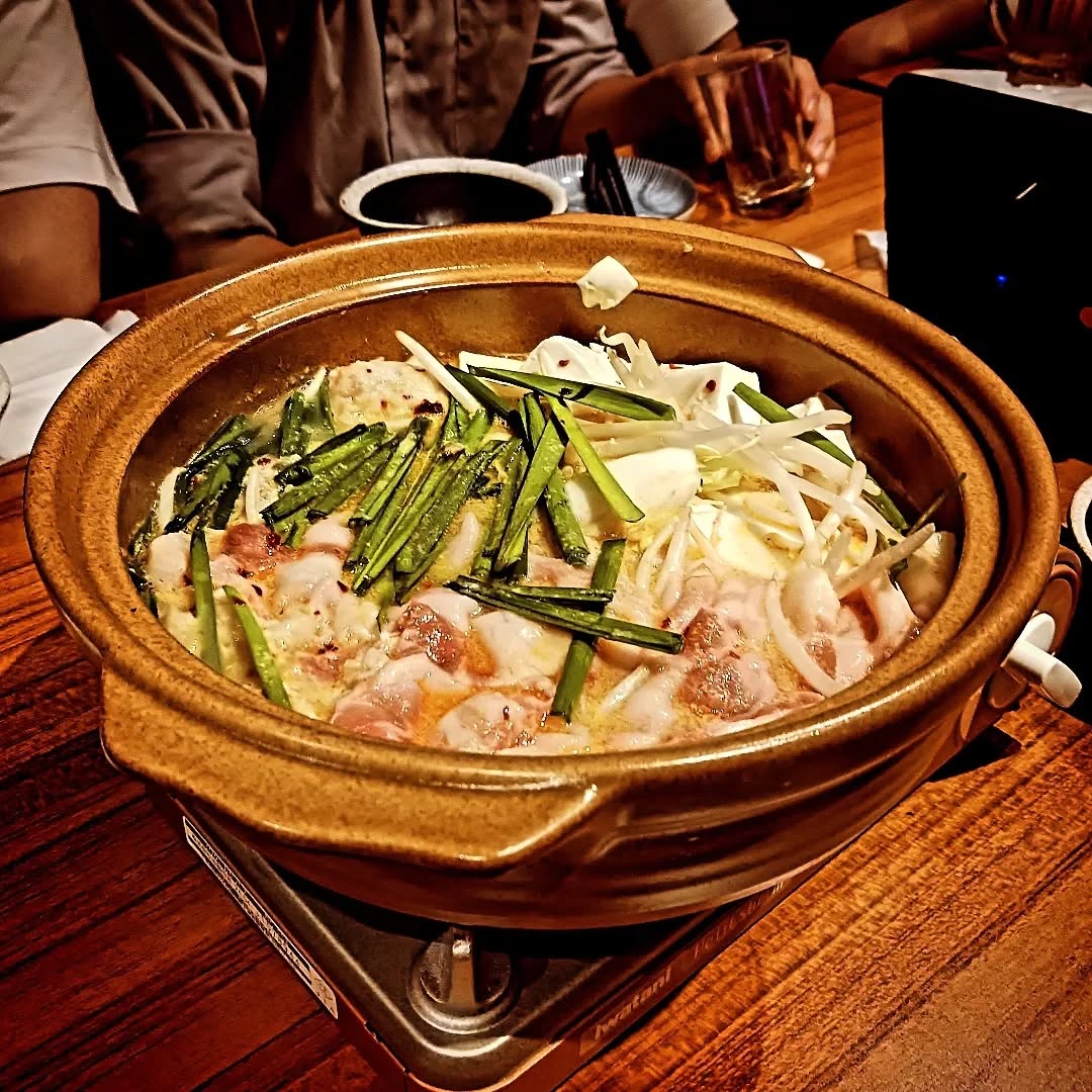 ★昨日のPickUp★店長が在籍した大学(卒業はしてない)の学祭後、漫研打ち上げに参加するため北千住まで。メトロロマンスカーで町田から1時間、便利便利。駅前の居酒屋1フロア貸切、現役OB併せて70名ほど、大所帯!店長は漫研創設時に在籍していたので今年で40周年、さらなる先輩もいらっしゃるものの、最古参として偉そうにしてきました。先輩がアニメ監督してるとか、後輩がマガジンで連載始めたとか、眩しくて鍋が見えなくなりそうに。OB権限で前部長の手でSwing-Byのチラシを配らせ、数人に来店を命令……お約束した、有意義な夜でした。#オタクバー #漫研OB #学祭打ち上げ