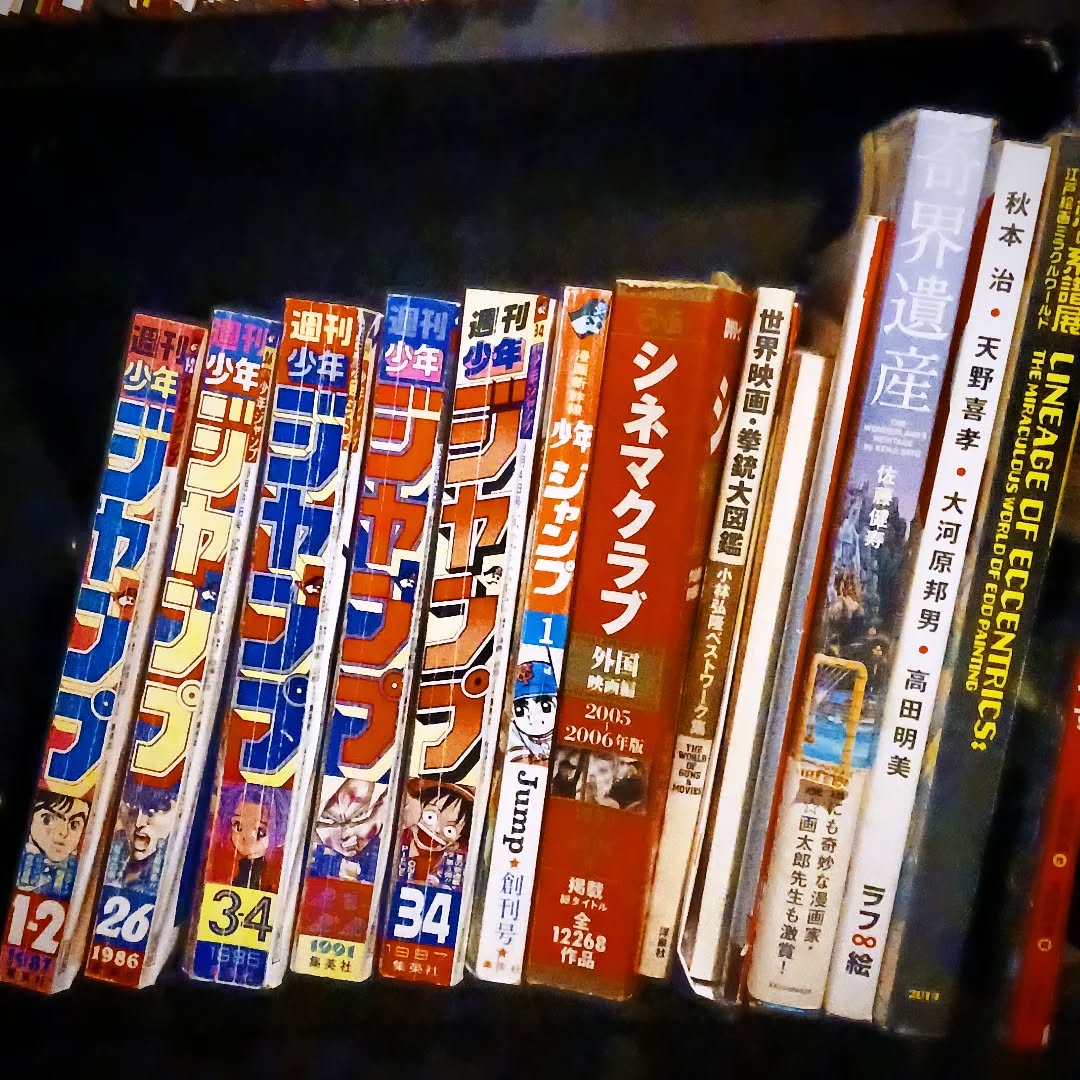 店のそこかしこにお宝本📚、グッズ🎲