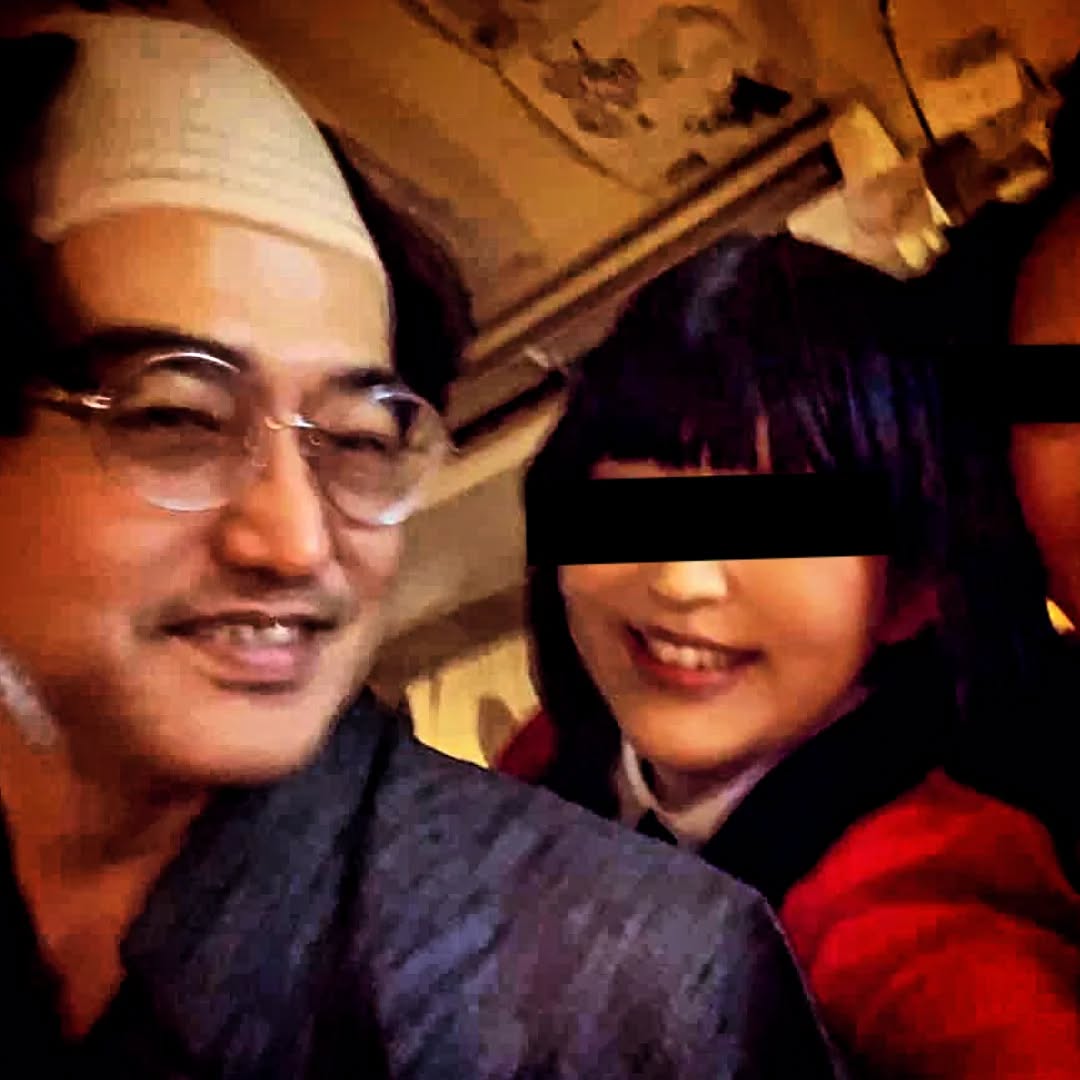 ★昨日のPickUp★ハロウィンナイト、店長は波平さん、鬼嫁はサザエさん(1枚目右端)でした。中央は賭ケグルイならぬ呑ミグルってる夢子ねーさん。皆様お疲れ様でした#オタクバー #ハロウィン #ハロウィーン #Halloween #コスプレ #サザエさん #波平さん #賭ケグルイ #蛇喰夢子