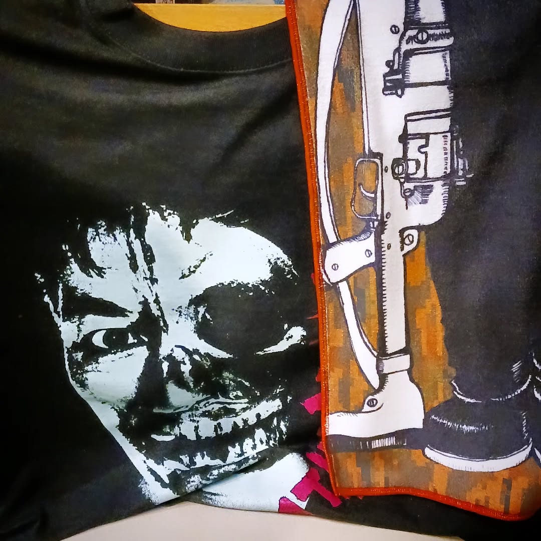 空がグズついてますが、元気に営業中本日も皆様のお越しをお待ちしております#オタクバー #特撮 #プロレス #ギャルゲー #同人誌