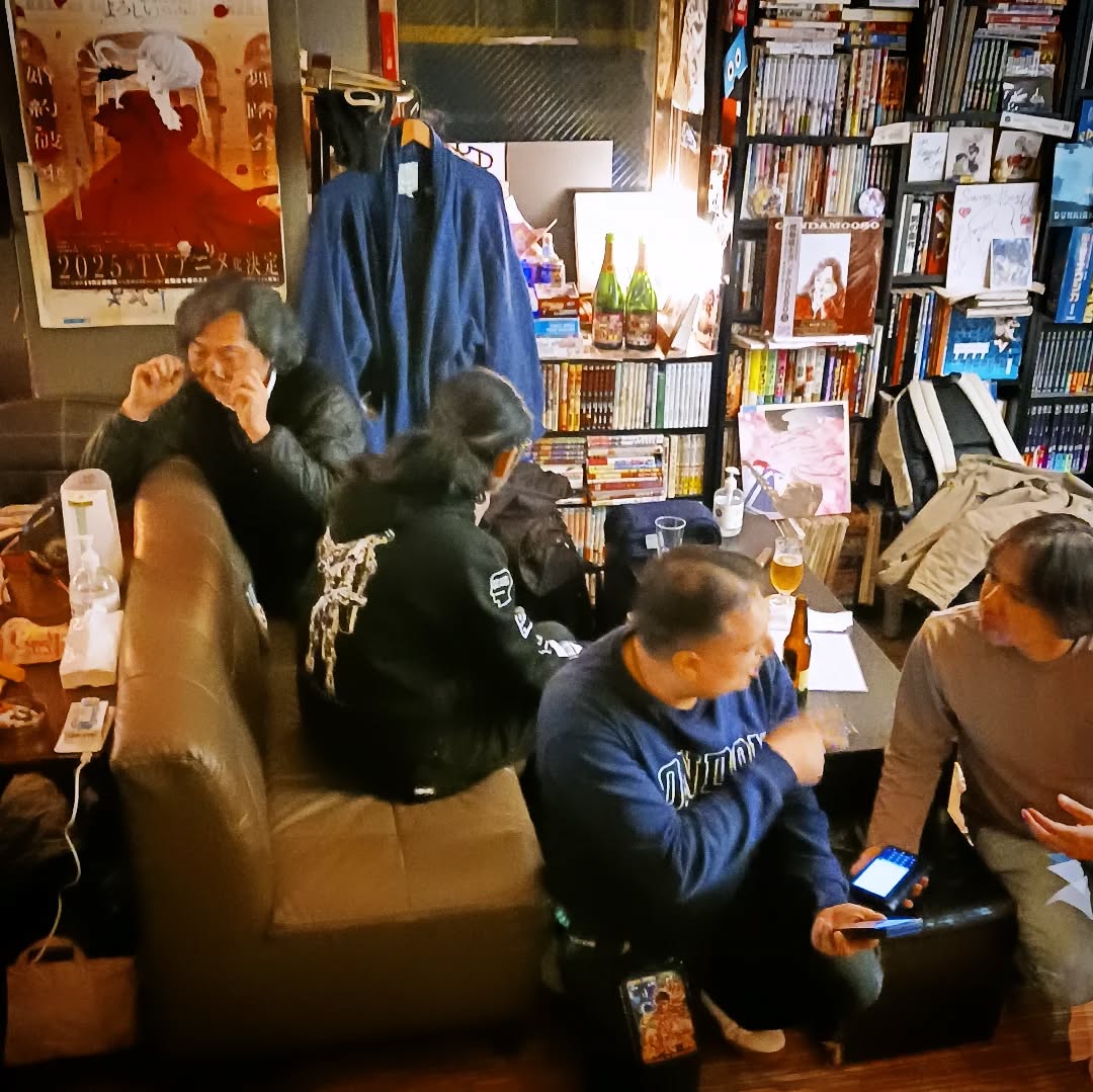 ★昨日のPickUp★深夜まで英語でのオタトーク、常連アニメP作品最終回鑑賞、その後のモテ&結婚論、朝方の狂宴と、元気いっぱいな一晩でした#オタクバー #イギリス人オタク #オタモテ #一気コール