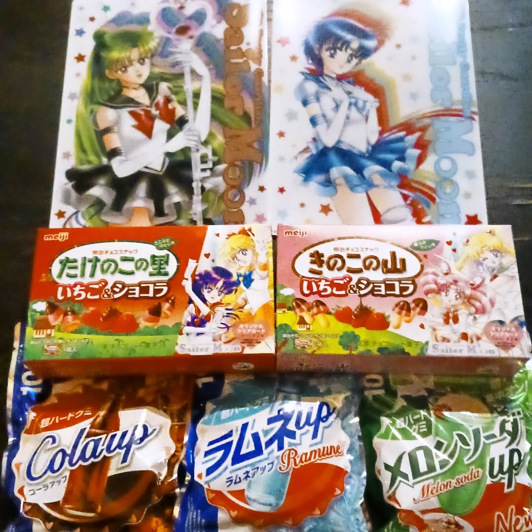 お客さまより差入れ、きのこの山、たけのこの里、セーラームーンコラボ🌒 ありがとうございます本日も皆様のお越しをお待ちしております#オタクバー #セーラームーン #きのこの山 #たけのこの里