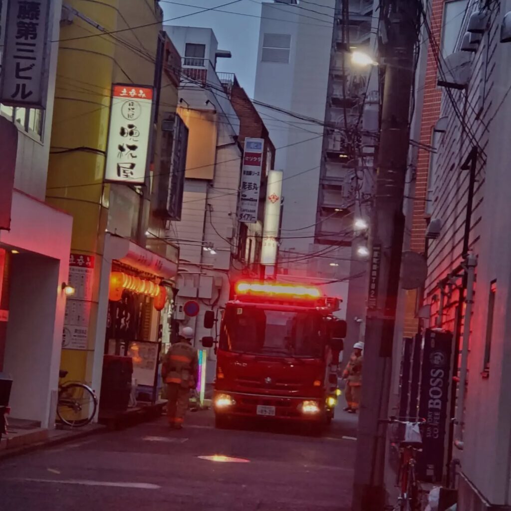 【 【 オタクバー 過 去 記 事 】 】 大通り沿いのビルで火災があったみたいですが、誤報かボヤだったらしく消防車は帰って行きましたヒヤリとした開店前でした今日も皆様をお待ちしております#オタクバー #町田 #安東ぢーな #雷門風太 #水木はポイント2倍 https://is.gd/Jl1uuU