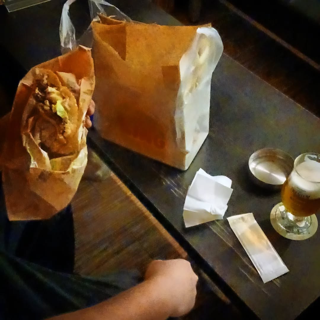 フードの持ち込み自由　腹ペコさん、いらっしゃい　美味しいドリンクと合わせましょう本日も皆様のお越しをお待ちしております#オタクバー #フード持ち込み自由 #フード持ち込みok