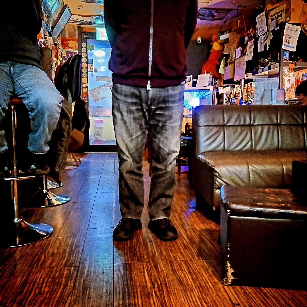 店長のミスで開店遅れましたが、常連さん達と衆院選動画をたしなんでおります🏛️本日も皆様のお越しをお待ちしております#オタクバー #祝前日 #衆院選2026