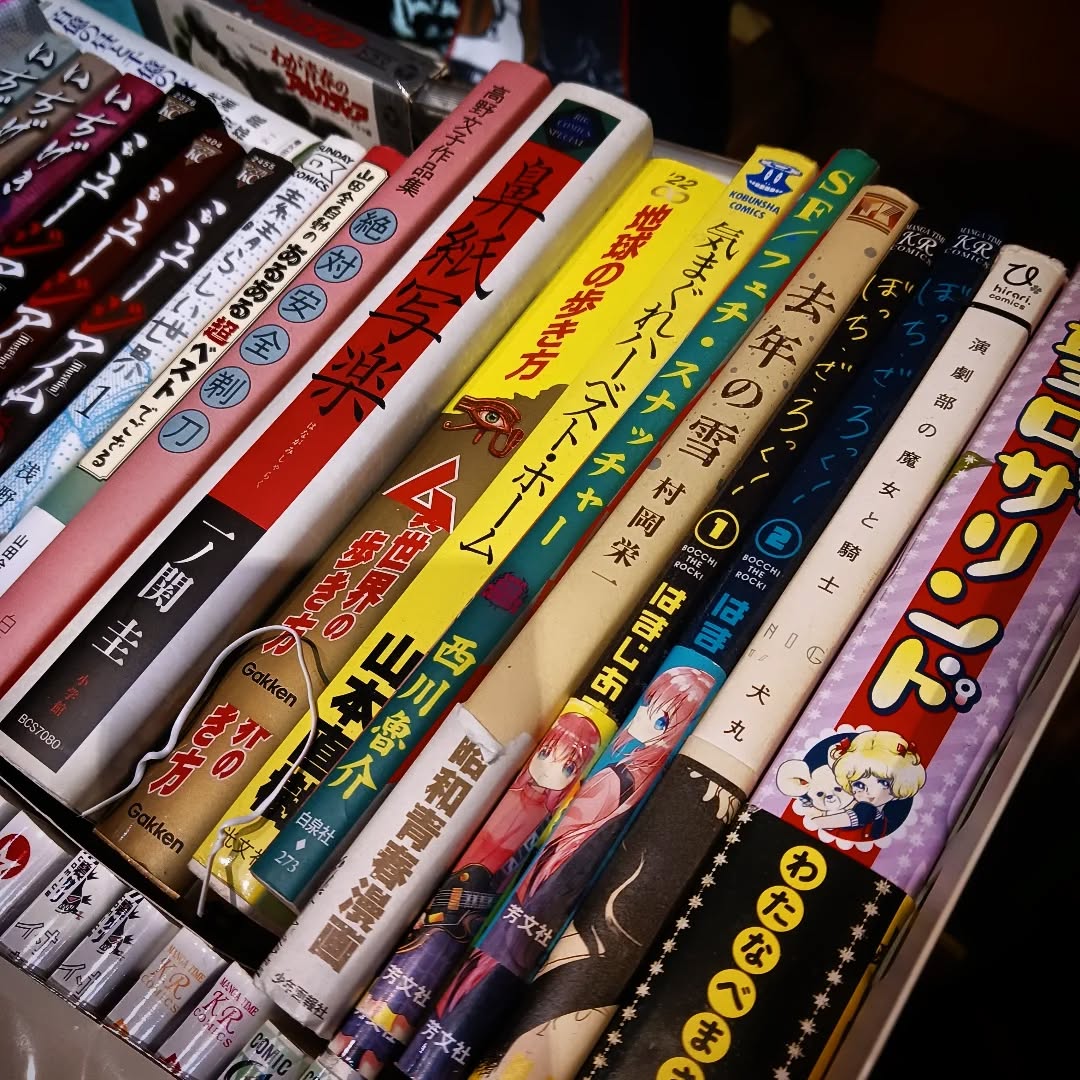 ステージ机にオススメ本が並んでいます、ぜひドリンク🥃のお供に、会話のネタに本日も皆様のお越しをお待ちしております#オタクバー #ムー的地球の歩き方 #いちげき #去年の雪 #鼻紙写楽