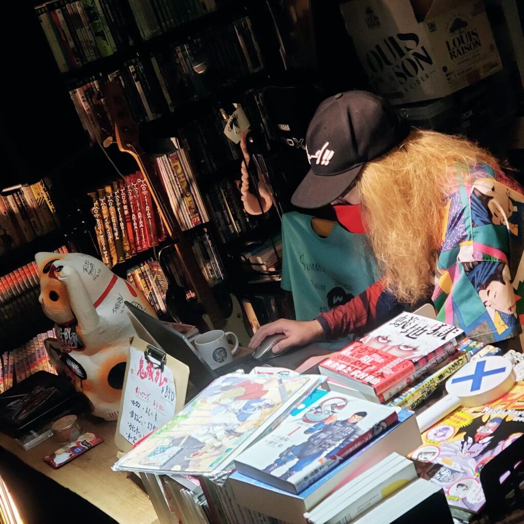 【 【 オタクバー 過 去 記 事 】 】 夕方に店でのインタビュー案件があり、そのまま店内で仕事中の店長️ https://is.gd/7HjFEH #オタクバー