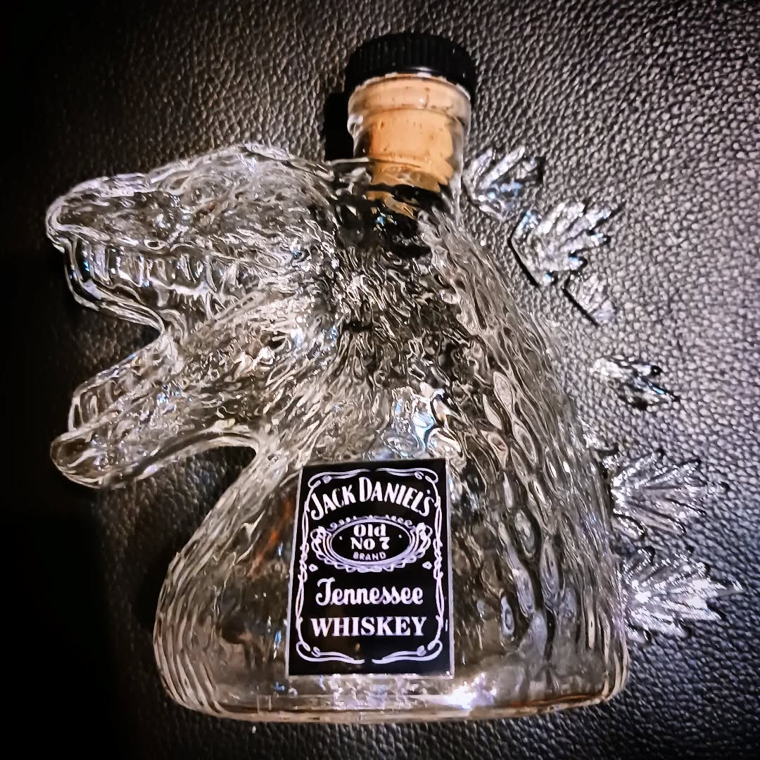 ゴジラデキャンタ到着!!……背ビレが割れてる!?中国発送なので交換できるのでしょうか？本日も皆様のお越しをお待ちしております#オタクバー #ゴジラデカンタ #ゴジラデキャンタ