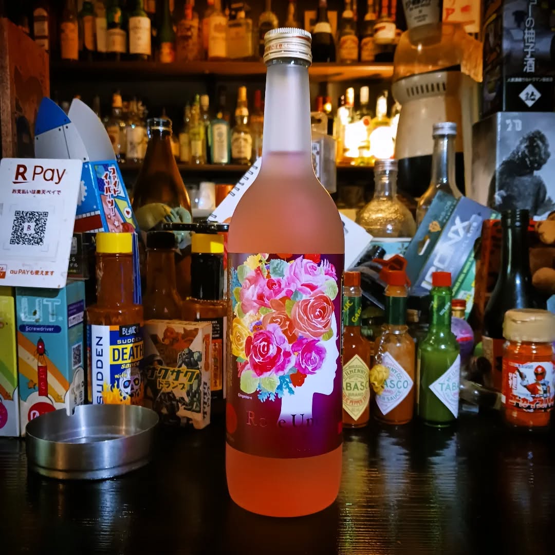 【ドリンク紹介】ローズ梅酒リキュール薔薇の薫りが鼻をくすぐる梅酒。女性のみならず、若人オジサンにも飲んでほしい逸品。#オタクバー #ローズ梅酒 #ドリンク紹介 #お酒紹介