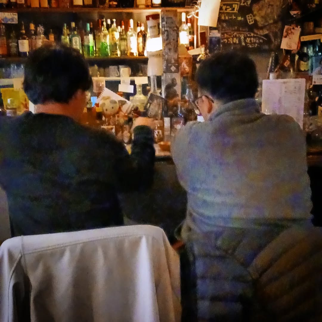 ホワイトデー翌日の日曜日、ご新規お二人様からスタートです本日も皆様のお越しをお待ちしております#オタクバー #サブカルバー #町田 #喫煙可能 #日曜営業