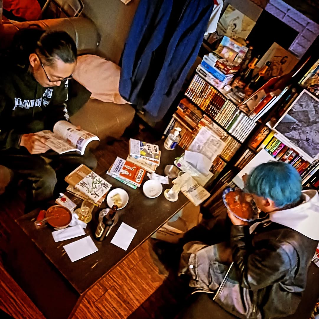 開店当初の大常連さんが久しぶりにご来店懐かしい話で盛り上がってますぞ️‍本日も皆様のお越しをお待ちしております#オタクバー #サブカルバー #町田 #喫煙可能 #日曜営業