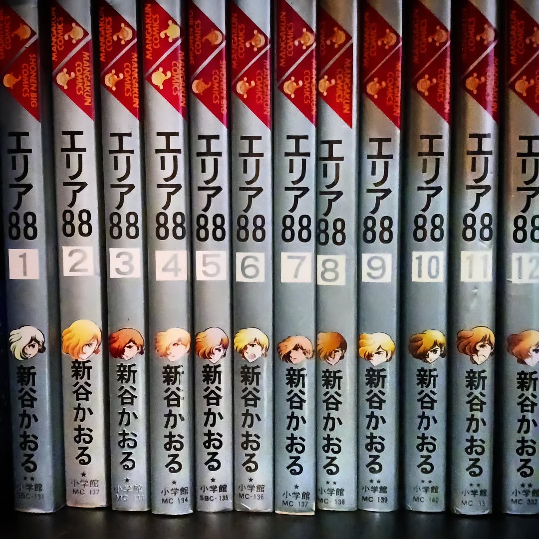 現代過去の名作が何タイトルも置いてありますドリンクのお供にどうぞ本日も皆様のお越しをお待ちしております#オタクバー #昭和の名作漫画 #エリア88 #新谷かおる