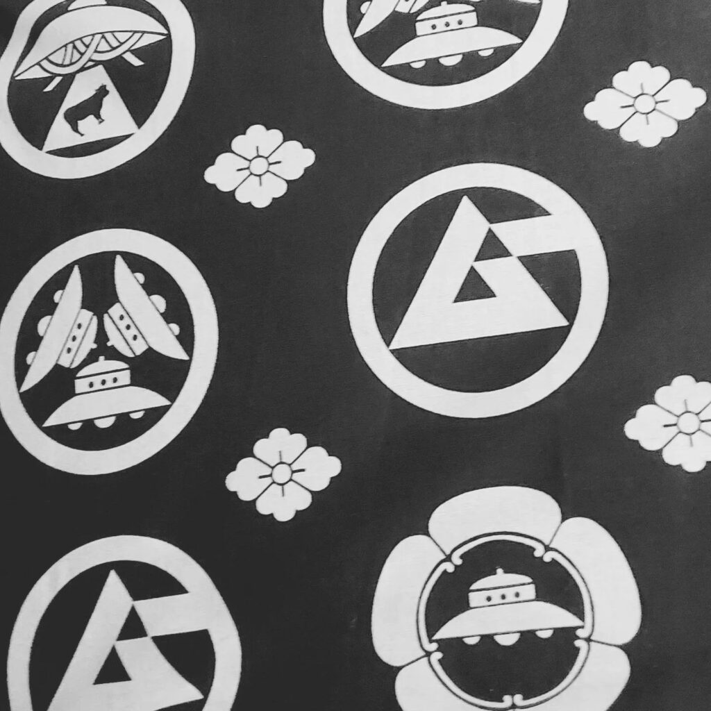 【 【 オタクバー 過 去 記 事 】 】 天井には謎の家紋🛸  https://is.gd/0h0GIC #オタクバー #てぬぐい #ムー #手拭い