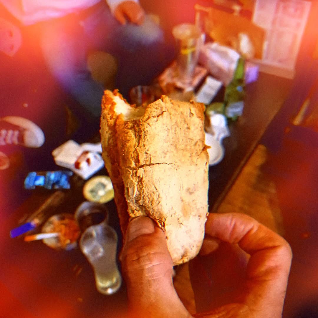 ★昨日のPickUp★夜中にまさかの揚げパン差入れ🥰 ホイップクリーム入りで美味しさ倍増、皆で美味しく頂きました#オタクバー #揚げパン