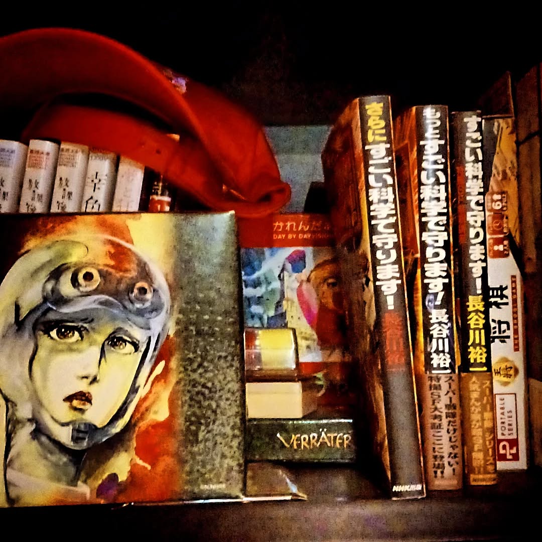 本棚にはこんな珍品も!?本日も皆様のお越しをお待ちしております#オタクバー #すごい科学で守ります #長谷川裕一 #装甲騎兵ボトムズ #赤ずきんチャチャ