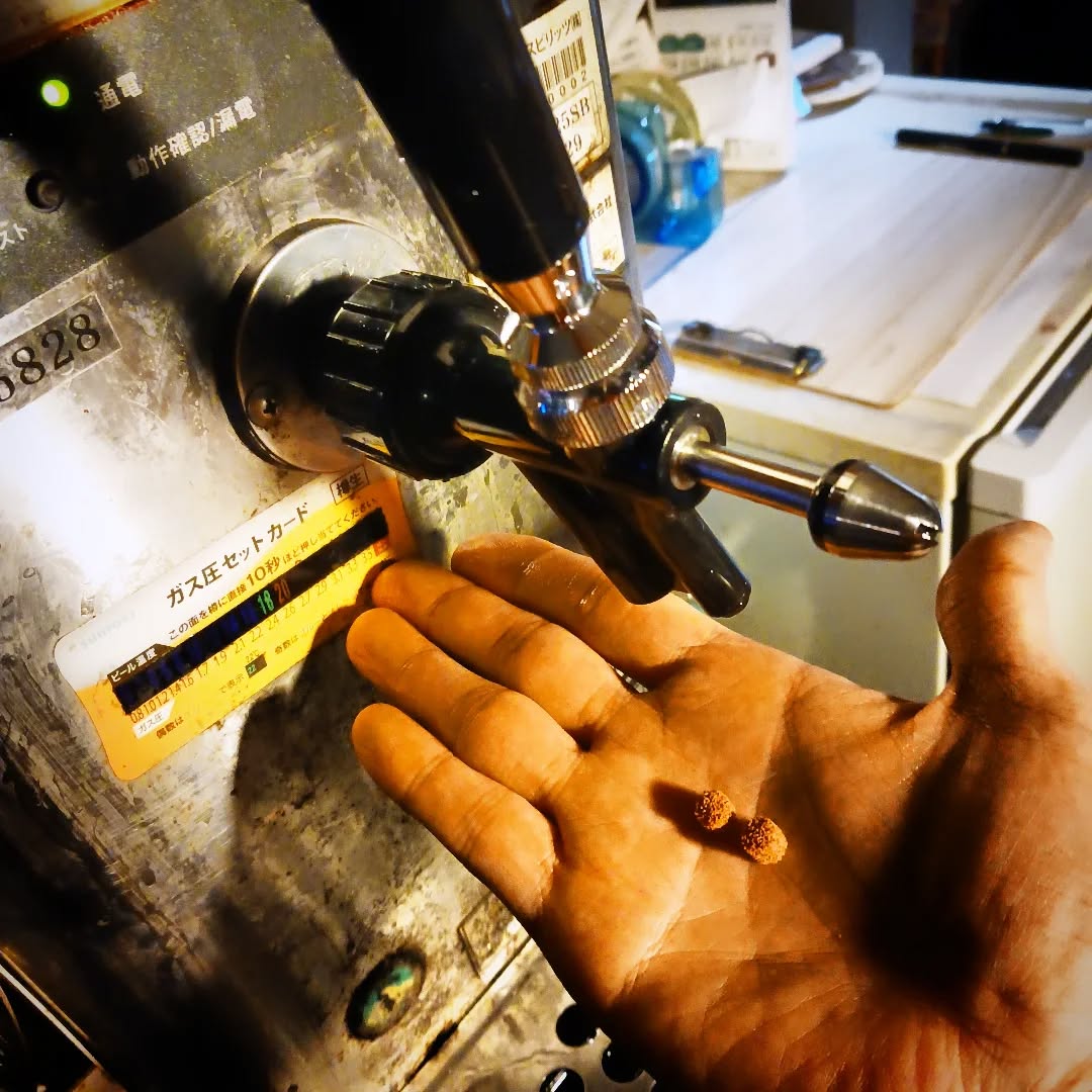 週3回、ビールサーバーのスポンジ洗浄 美味しいビールをお届けします本日も皆様のお越しをお待ちしております#オタクバー #ビールサーバー洗浄 #スポンジ洗浄 #サントリー神泡達人店 #サントリープレミアム達人店