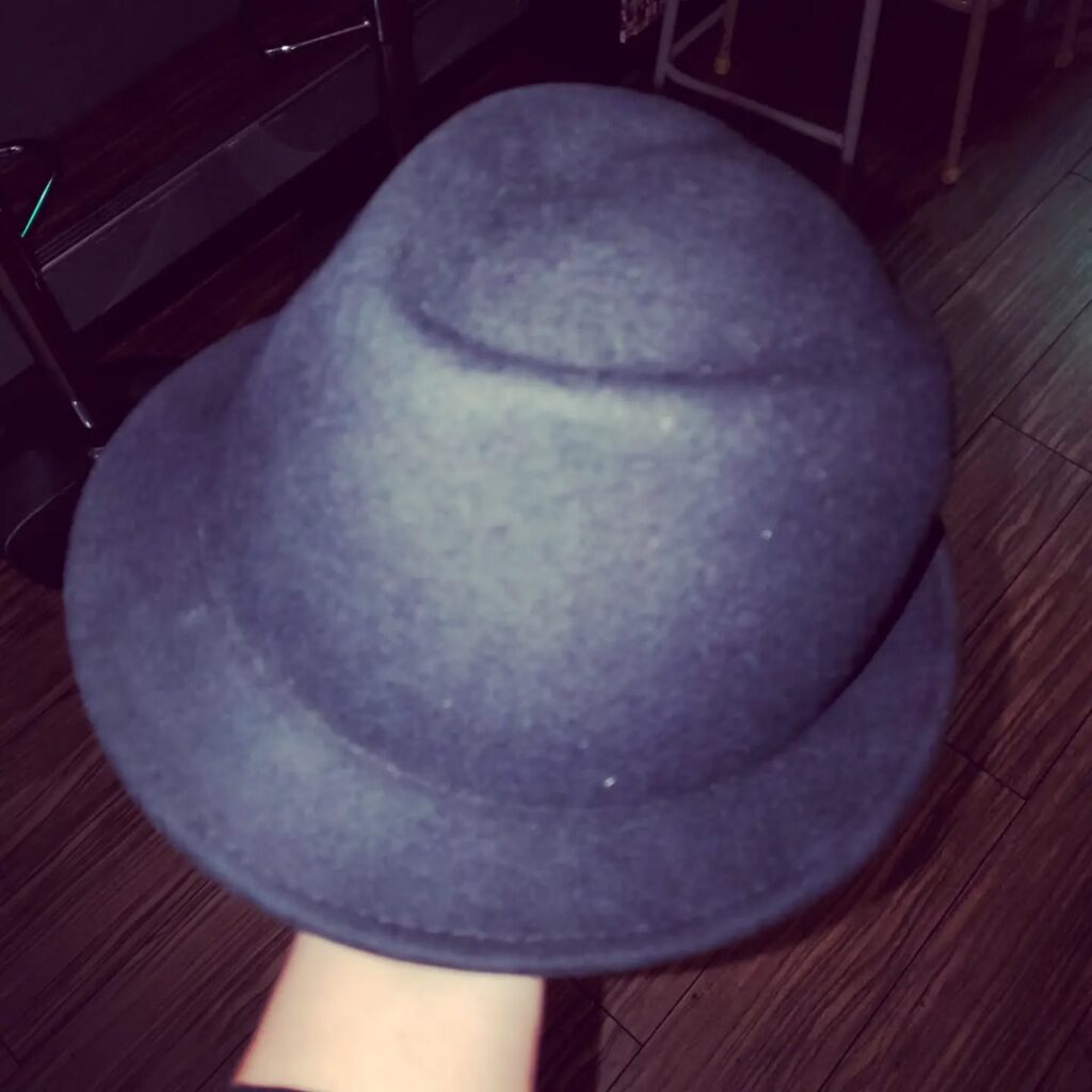 【 【 オタクバー 過 去 記 事 】 】 素敵な帽子のお忘れ物誰のでしょうか?今日もお待ちしております#町田#オタクバー#雷門風太 #杏東ぢーな https://is.gd/YmzfG9