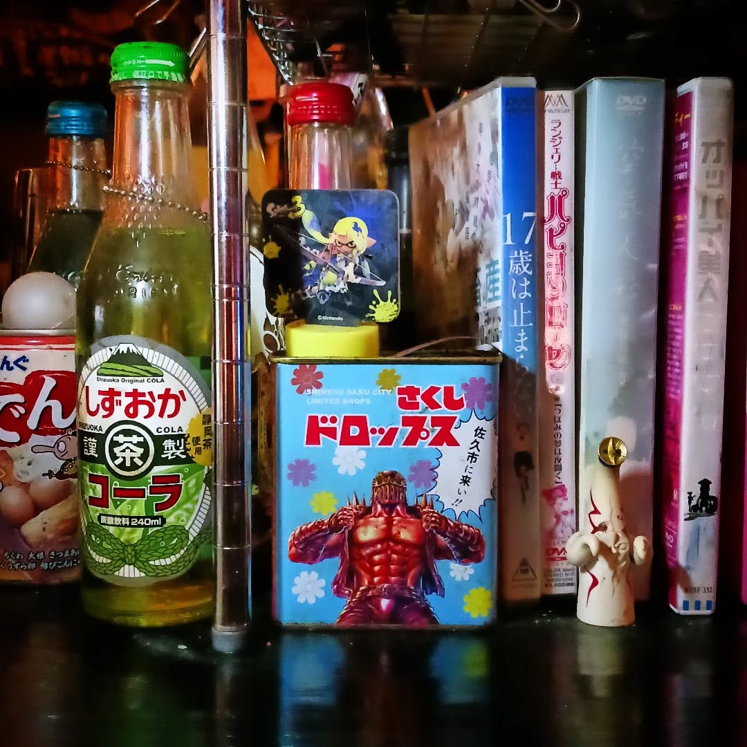 カウンターにも右から左まで面白ガジェットてんこ盛り お触り自由です!本日も皆様のお越しをお待ちしております#オタクバー #サブカルバー #町田 #喫煙可能 #日曜営業