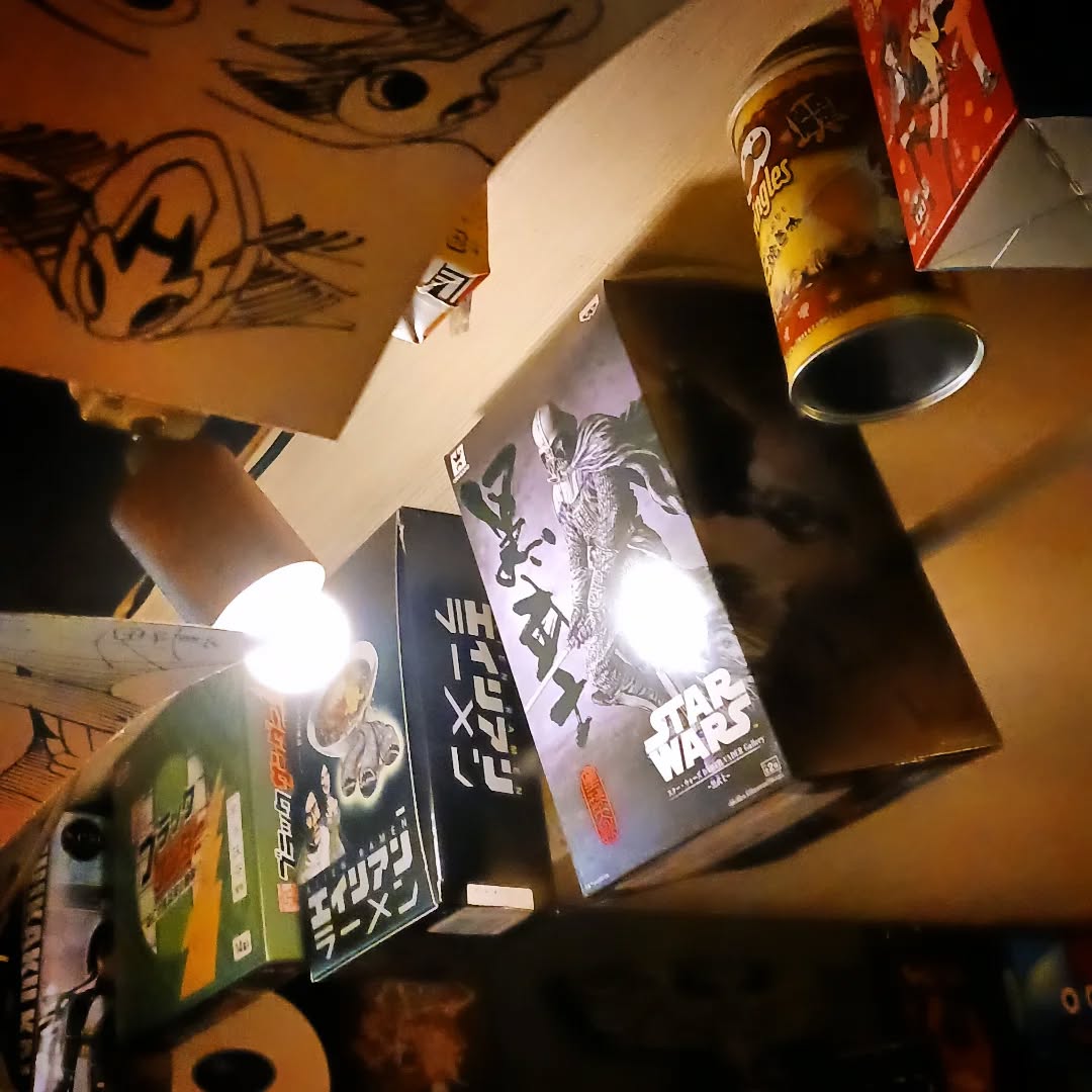 カウンター🥂頭上にオタク容器展示中(一部例外🤣)本日も皆様のお越しをお待ちしております#オタクバー #スターウォーズ #エイリアンラーメン #gundamfactoryyokohama横濱ハーバー #地下鉄に乗るっ八ツ橋