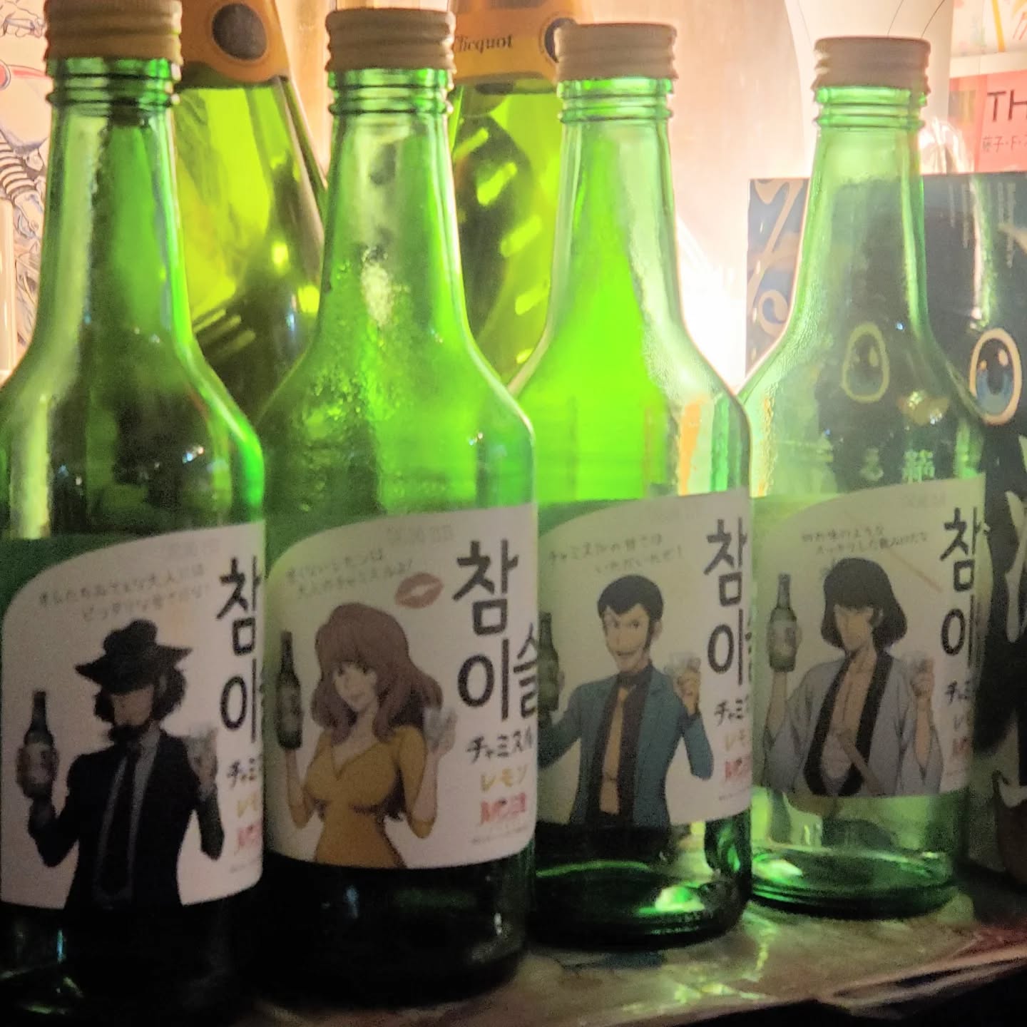 当店にはマスカット味しかありませんが、チャミスルルパンボトル展示してあります！生憎の空模様ですが皆様のお越しをお待ちしております#町田 #オタクバー #喫煙可能 #今季アニメ#サブカル