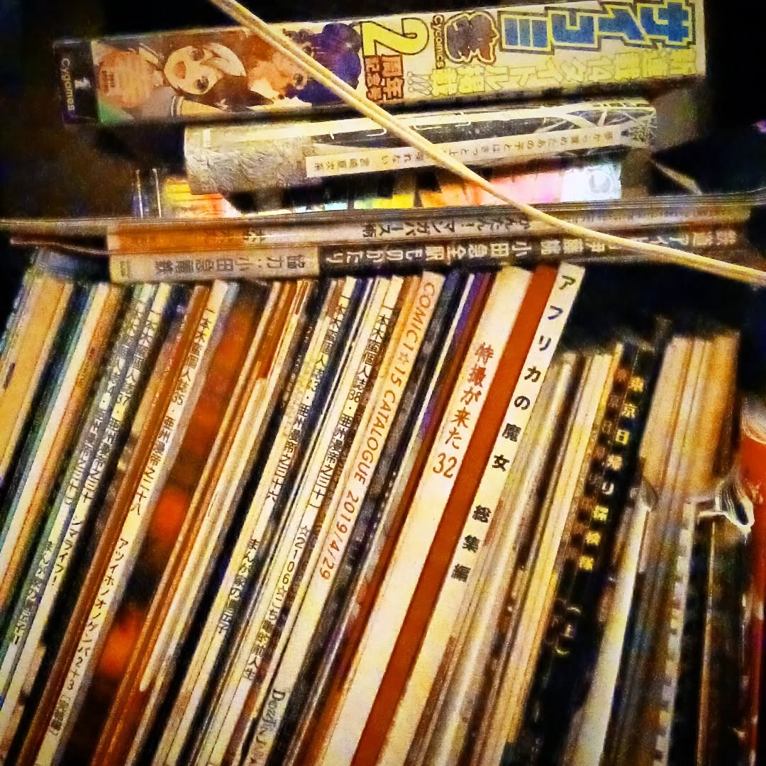 オススメ同人誌も置いてあります、どうぞご覧ください本日も皆様のお越しをお待ちしております#オタクバー #サブカルバー #町田 #喫煙可能 #日曜営業