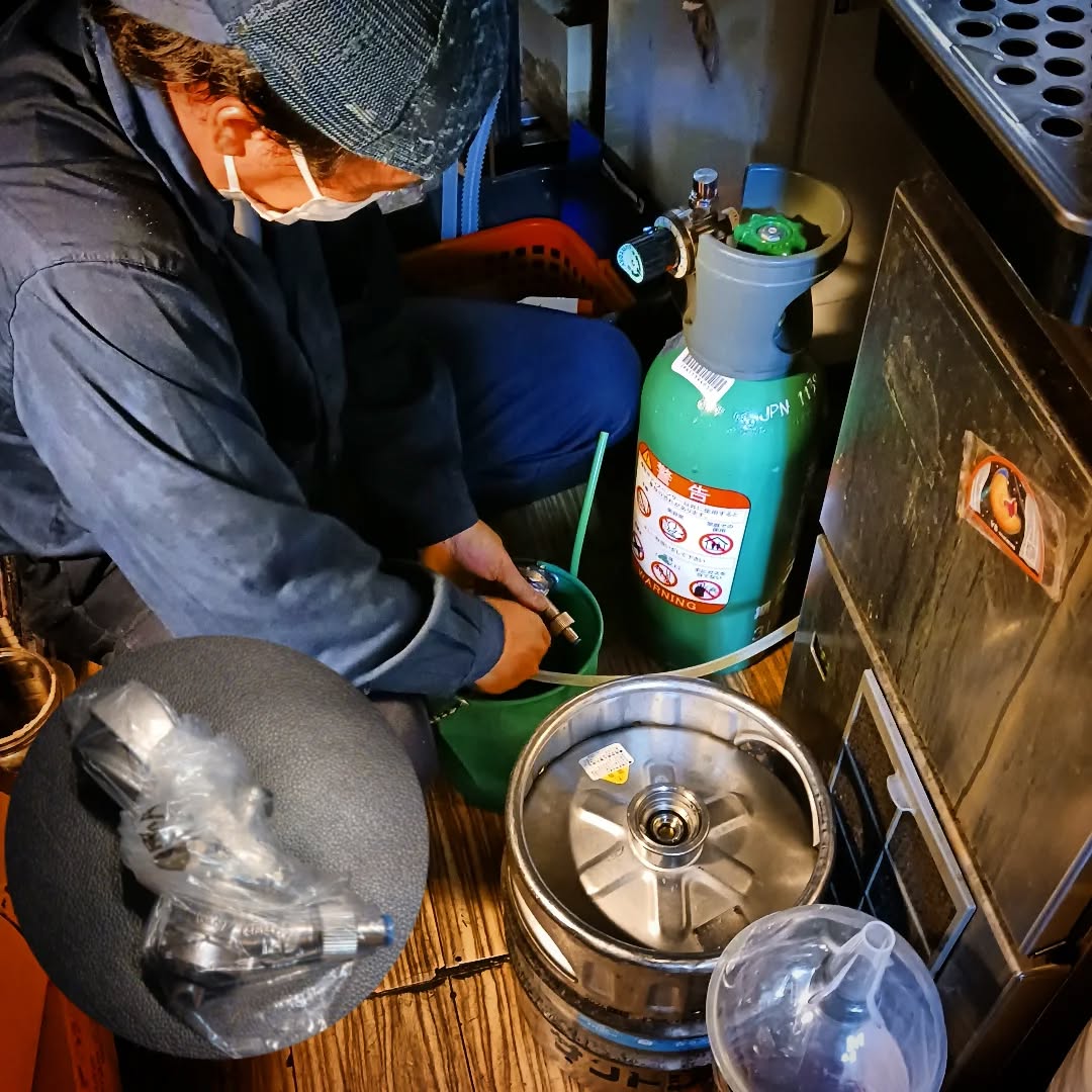 開店前にサントリーさんがビールサーバー点検&修理🍺