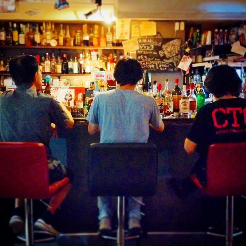 【 【 オタクバー 過 去 記 事 】 】 開店早々に常連さんでカウンターで賑わっています  https://is.gd/f8Osho #オタクバー