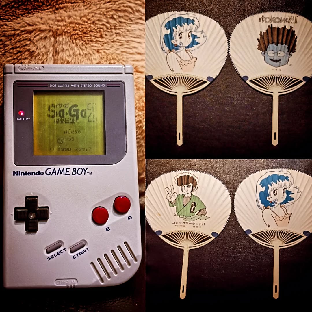 ★昨日のPickUp★古株常連さんがお宝披露初代GAMEBOYと「SaGa2」、吾妻ひでお コミケ21&TOKON8(1982)うちわ!? さすが当店常連さん!! 眼福なのでした。TOKON8は庵野秀明さんらOPで有名な、DAICON3と4の間で開催された日本SF大会です。また知佳舎製吾妻ひでおうちわは、他イベント用の別の絵柄もあった模様。#オタクバー #GAMEBOY #吾妻ひでお #コミケ21 #TOKON8
