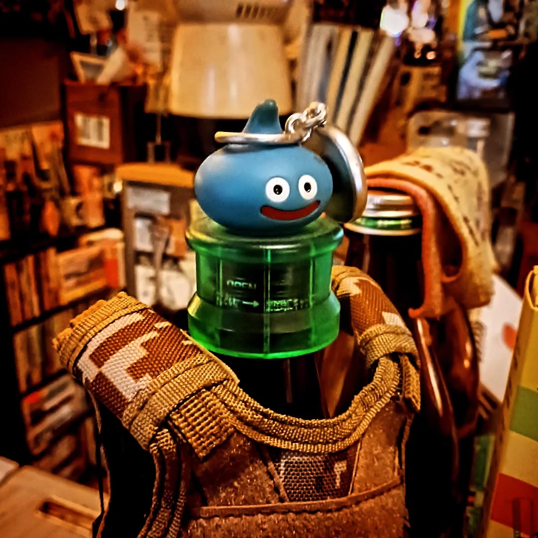 「ドラゴンクエスト」40周年おめでとうございます店長は当時、デパートのおもちゃ売り場で普通に買った覚えが 発売当時は話題になって無かったものの、堀井雄二さんを月刊OUTで読んでいたので飛びつきました 今もドラクエウォーク現役です本日も皆様のお越しをお待ちしております#オタクバー #ドラクエ40周年 #ドラクエウォーク #堀井雄二 #月刊OUT