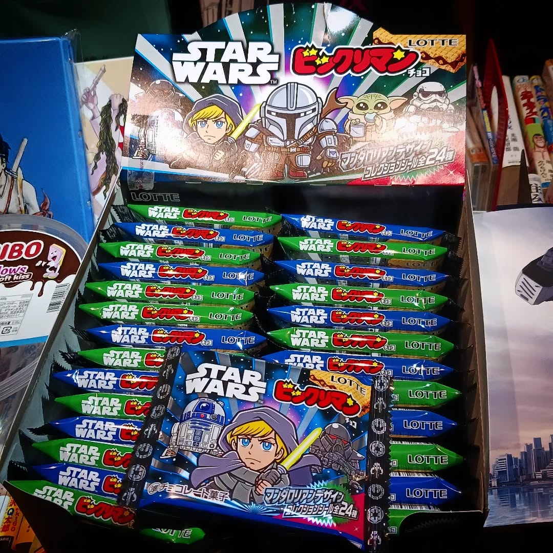 常連さん差入れ、「STAR WARS ビックリマンチョコ」ボックス童心に戻ってむしゃぶりつけ本日も皆様のお越しをお待ちしております#オタクバー #STARWARSビックリマンチョコ #マンダロリアンアンドグローグー