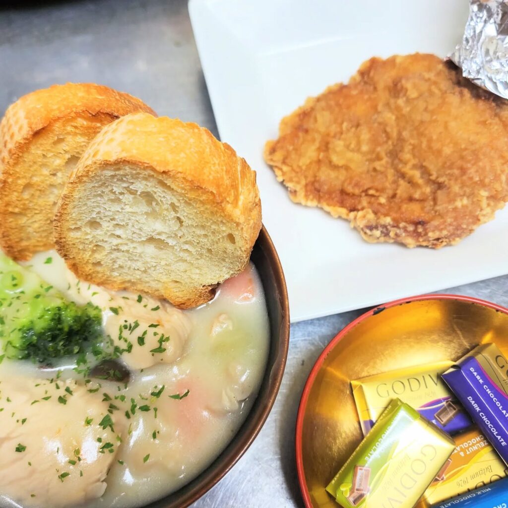 【 【 オタクバー 過 去 記 事 】 】 昨日のクリスマスパーティー沢山のご来店ありがとうございました!本日は井上プロデューサートークショー、明日のお休みを挟んだら新年1/5までノンストップで営業します!!皆様のお越しをお待ちしております#オタクバー #町田 #杏東ぢーな #雷門風太 #日曜営業 #U25割 #はじめての女性は1杯無料 #美味しい生ビール #今季アニメ #ボードゲーム #カードゲーム #喫煙可能 https://swing-by.tokyo/2024/12/22/%e6%98%a8%e6%97%a5%e3%81%ae%e3%82%af%e3%83%aa%e3%82%b9%e3%83%9e%e3%82%b9%e3%83%91%e3%83%bc%e3%83%86%e3%82%a3%e3%83%bc%e6%b2%a2%e5%b1%b1%e3%81%ae%e3%81%94%e6%9d%a5%e5%ba%97%e3%81%82%e3%82%8a%e3%81%8c-3/?utm_source=facebook&utm_medium=social&utm_campaign=ReviveOldPost