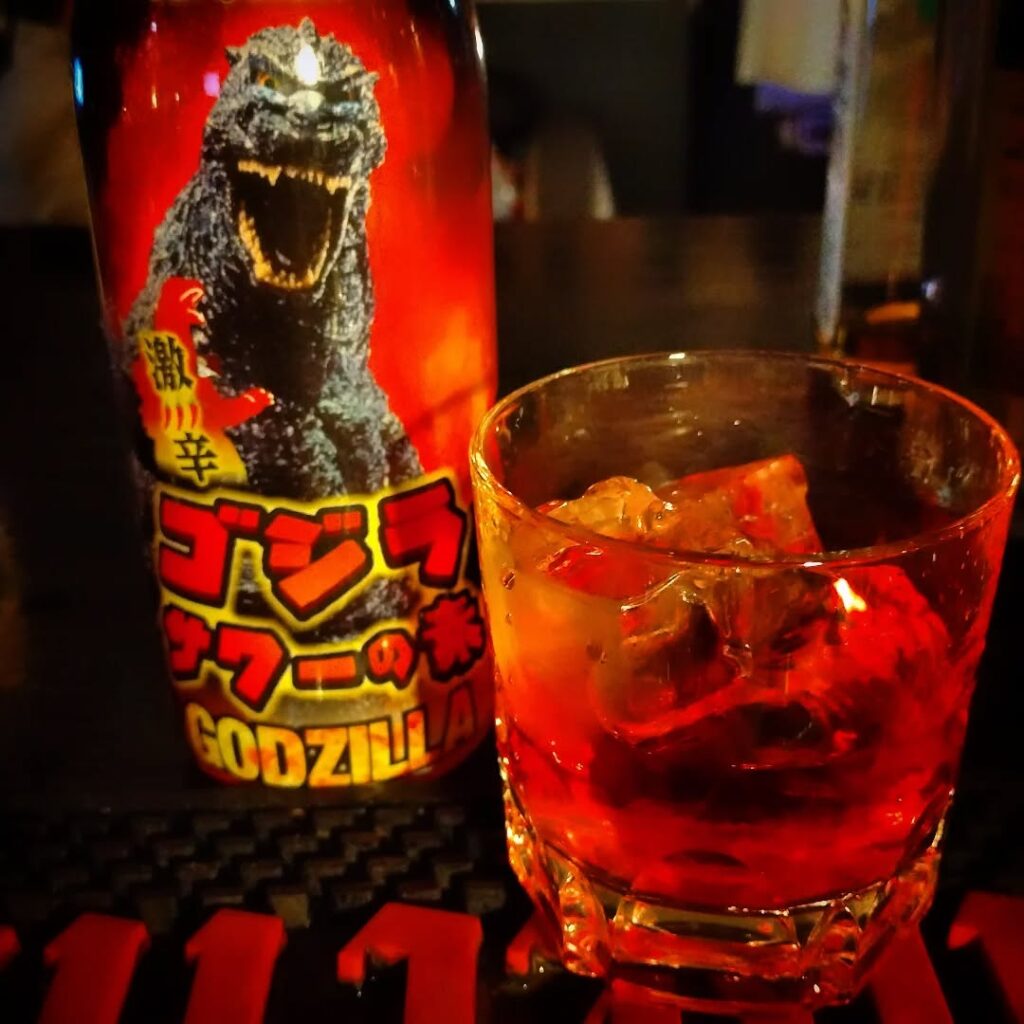 【 【 オタクバー 過 去 記 事 】 】 【ドリンク紹介】ゴジラサワー炭酸抜きゴジラサワーの素+氷ゴジラサワーの素ロック。シークァーサーの酸味と渋味が表に出てきて、島唐辛子で唇がヒリヒリしてくる。好き嫌いが分かれそうなドリンク。#オタクバー #ドリンク紹介 #お酒紹介 #カクテル紹介 #ゴジラサワー #ゴジラサワーの素 #ゴジラサワー炭酸抜き http://swing-by.tokyo/2024/12/26/%e3%80%90%e3%83%89%e3%83%aa%e3%83%b3%e3%82%af%e7%b4%b9%e4%bb%8b%e3%80%91%e3%82%b4%e3%82%b8%e3%83%a9%e3%82%b5%e3%83%af%e3%83%bc%e7%82%ad%e9%85%b8%e6%8a%9c%e3%81%8d%e3%82%b4%e3%82%b8%e3%83%a9%e3%82%b5/?utm_source=facebook&utm_medium=social&utm_campaign=ReviveOldPost