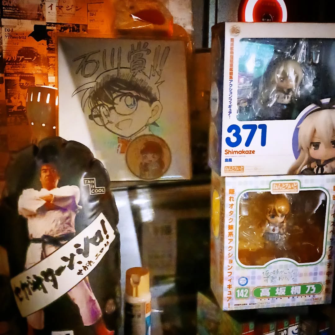 オタグッズ🤖、渋滞してます🤩ぜひ見に来て触ってお確かめを本日も皆様のお越しをお待ちしております#オタクバー #青山剛昌サイン #せがた三四郎 #ねんどろいど島風 #ねんどろいど高坂桐乃