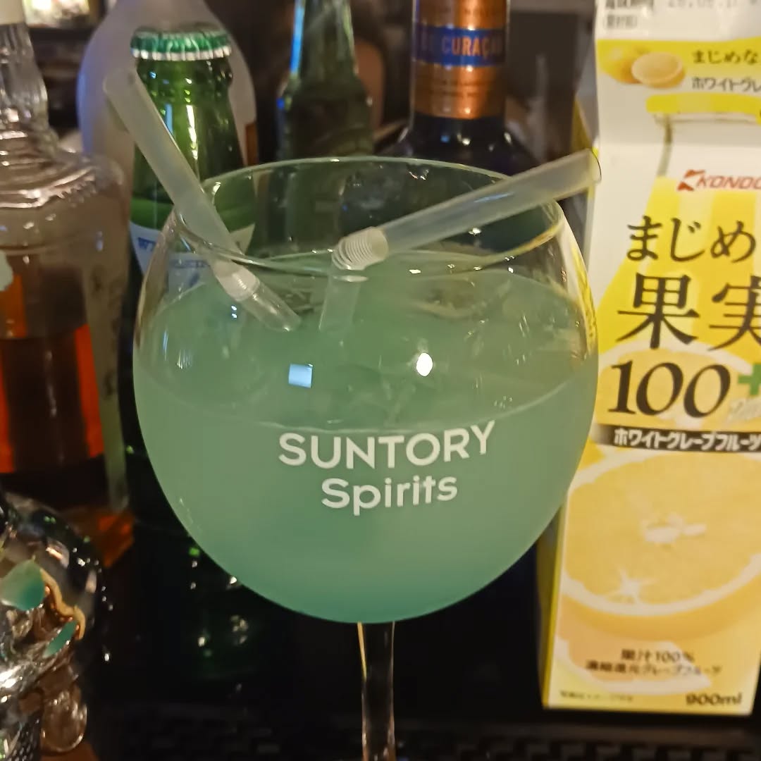 【カクテル紹介】ラフ・メイカー(BUMP OF CHICKENより)ウオツカ+グレフルJ+トニックウォーター+ブルーキュラソーイメージカクテル。笑顔にする、をコンセプトに、グレフルJ、トニックウォーター、ブルーキュラソーで明るく明るく構成しました。#オタクバー #カクテル紹介 #ドリンク紹介 #ラフメイカー #BUMPOFCHICKEN