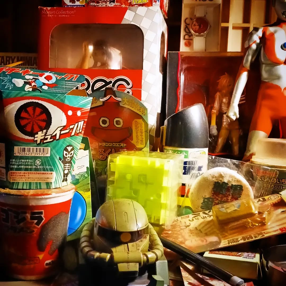 スタッフ、常連さんが持ち寄った玩具🤖フィギュアパズル🧩ボドゲカドゲ溢れてます🤩本日も皆様のお越しをお待ちしております#オタクバー #フィギュア #パズル #ボドゲ #カードゲーム