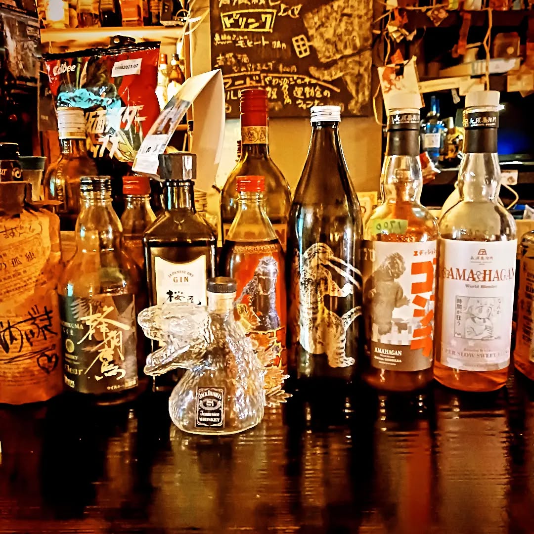 カウンターにはメニューに載せていないお酒🛞🍾が置いてあります🥂お気軽にお尋ね下さい本日も皆様のお越しをお待ちしております#オタクバー #サブカルバー #町田 #喫煙可能 #日曜営業