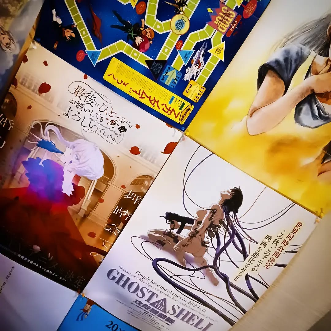 天井にお宝ポスターがイロドリミドリ🥰　Newtype初期付録から、サイン入りアカデミー賞作品まで!?本日も皆様のお越しをお待ちしております#オタクバー #サブカルバー #町田 #喫煙可能 #日曜営業