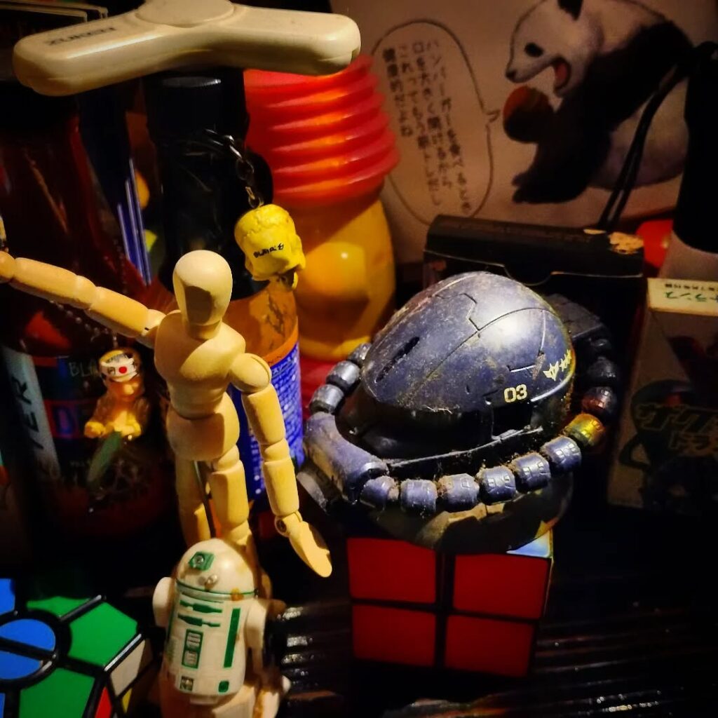 【 【 オタクバー 過 去 記 事 】 】 カウンターは玩具🤖だらけ https://swing-by.tokyo/2025/03/06/countertoys/?utm_source=facebook&utm_medium=social&utm_campaign=ReviveOldPost #R2A6 #R2D2 #オタクバー #ザク #ザク頭 #デスソース #デッサン人形 #ハンドスピナー #ピコピコハンマー #悪いパンダ #木人 #江頭250 #立体パズル