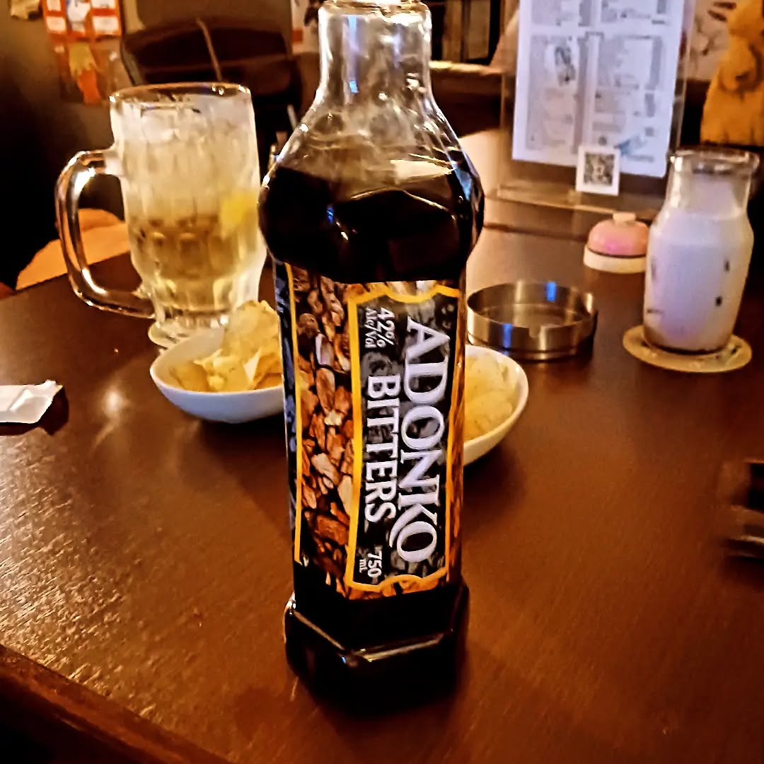 「アフリカンカンフーナチス」関係者さんご来店 作中の「あのお酒」持ってきて頂きました🍾本日も皆様のお越しをお待ちしております#オタクバー #アフリカンカンフーナチス #町田 #喫煙可能 #日曜営業