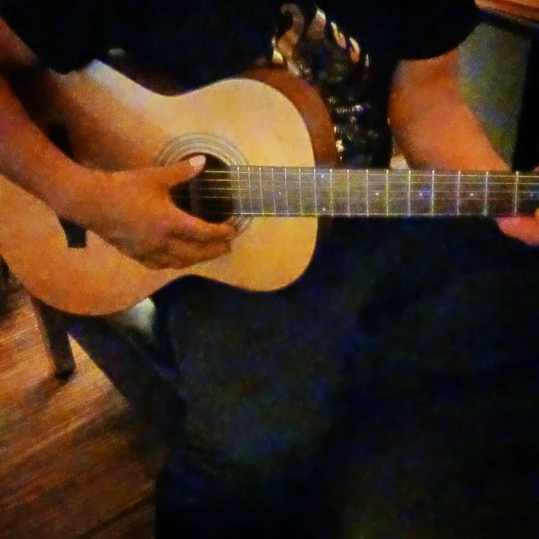 本日誕生日の常連さんが弾き語り本日も皆様のお越しをお待ちしております#オタクバー #サブカルバー #町田 #喫煙可能 #日曜営業